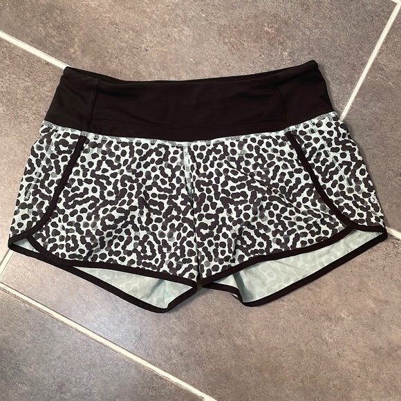 lululemon athletica Pants - Lululemon Athleta patterned athletic shorts size 4.